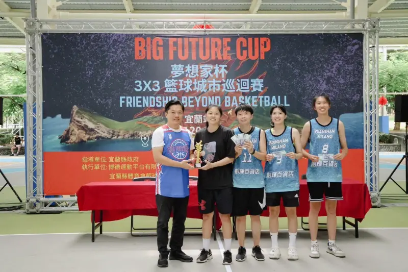 ▲「夢想家盃3X3籃球城市巡迴賽,立法院陳俊宇委員頒發社會女子組冠軍。(圖/BiG行動夢想家基金會提供)