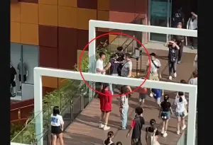 本月21日下午,台中知名OUTLET LALAPORT,驚傳有偷拍狼,一名男子疑似尾隨2名女子,伺機從後方偷拍裙下風光,有目擊民眾發現,當場將該男子控制住、並毆打壓制。(圖/翻攝畫面) ▲本月21日下午,台中知名OUTLET LALAPORT,驚傳有偷拍狼,一名男子疑似尾隨2名女子,伺機從後方偷拍裙下風光,有目擊民眾發現,當場將該男子控制住、並毆打壓制。(圖/翻攝畫面)