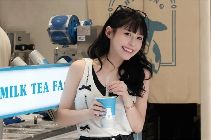 ▲紀卜心在商品及店面都打出「鮮奶」的廣告,如今自認產品有添加奶精,讓粉絲無法接受。(圖/IG eatzzz777)