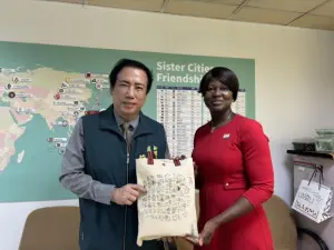 美國紐奧良市國際處長訪台南 贈市府迷你市鑰象徵深厚友誼