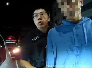 ▲潘男見劉女遭逮，也心虛的藉故打電話欲逃離現場，所幸遭警及時攔下，在警方質問下潘男才坦承車上藏有毒品等違禁物品（圖／記者郭凱杰翻攝）