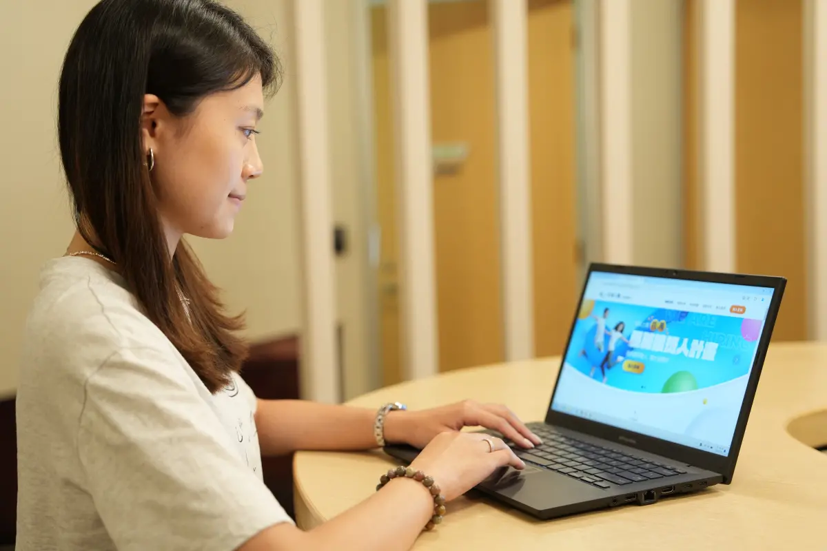 ▲數位科技與現代人生活密不可分，全球人壽擁抱滑世代，不僅推出數位工具，更持續了解保戶需求及使用習慣，打造最貼心的服務。（圖／品牌提供）