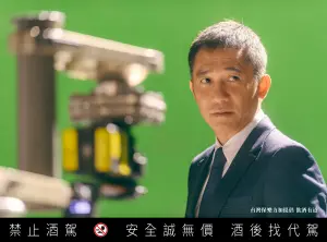 ▲梁朝偉代言白蘭地品牌，上演追逐動作戲。（圖／MARTELL）