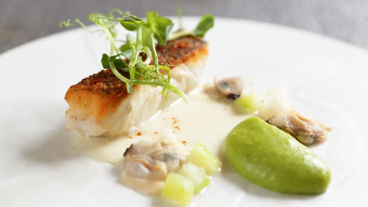 ▲海鮮前菜-市場鮮魚/絲瓜/莧菜，擺盤及料理讓人感覺清爽舒服。（圖／Hâo Labo 法式小館提供）