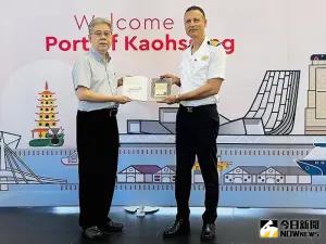 ▲挪威郵輪公司奮進號郵輪首航高雄港,由高雄港務分公司港務長孫暐炫(左)互送紀念品。(圖/記者黃守作攝,2024.07.22) ▲挪威郵輪公司奮進號郵輪首航高雄港,由高雄港務分公司港務長孫暐炫(左)互送紀念品。(圖/記者黃守作攝,2024.07.22)