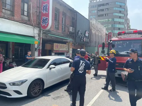 阿嬤理髮車門突反鎖女嬰困車內　警消破窗救援幸無需就醫
