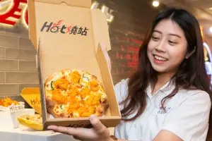 獨/7-11店員是超人!開賣必勝客現烤披薩 官方證實:全新服務 ▲7-11開賣「必勝客現烤披薩」還送原萃綠茶!10間門市搶先吃。(圖/必勝客提供)