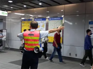 ▲捷運六張犁站在萬安演習期間過站不停，車站正常營運但「只進不出」，待警報解除才可離開。（圖／台北市政府提供）