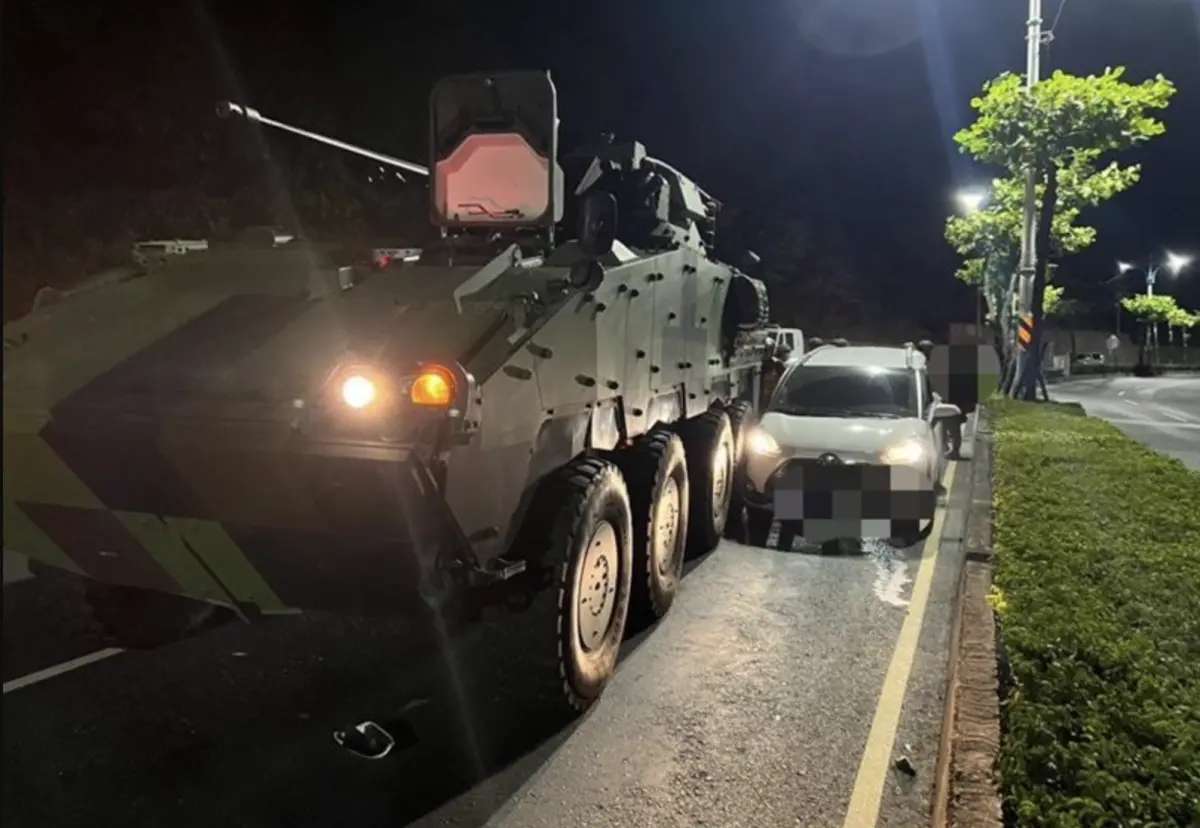 ▲昨（22）日是漢光演習首日，27歲的謝姓男子駕駛雲豹軍用裝甲車，行經龍米路二段時不慎擦撞一輛轎車。（圖／翻攝畫面）