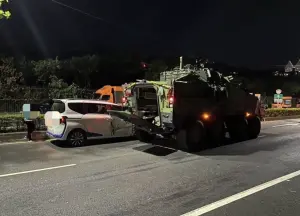昨(22)日是漢光演習首日,27歲的謝姓男子駕駛雲豹軍用裝甲車,行經龍米路二段時不慎擦撞一輛轎車。(圖/翻攝畫面) ▲昨(22)日是漢光演習首日,27歲的謝姓男子駕駛雲豹軍用裝甲車,行經龍米路二段時不慎擦撞一輛轎車。(圖/翻攝畫面)