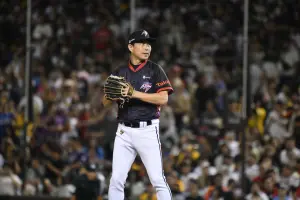 統一獅總教練林岳平被叫上場後、葉君璋也下場蹲捕,兩人重現中華隊投捕搭檔,模仿割喉的打者「火哥」張建銘,為史上最強明星賽畫下句點,2天超過6萬3千位球迷留下滿滿回憶。 ▲統一獅總教練林岳平被叫上場後、葉君璋也下場蹲捕,兩人重現中華隊投捕搭檔,模仿割喉的打者「火哥」張建銘,為史上最強明星賽畫下句點,2天超過6萬3千位球迷留下滿滿回憶。(圖/林柏年攝)