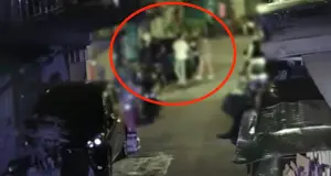 一名16歲少年與人在網路上發生糾紛,雙方隔空互嗆後,今天凌晨4男1女持西瓜刀闖入少年租屋處砍人。(圖/翻攝畫面) ▲一名16歲少年與人在網路上發生糾紛,雙方隔空互嗆後,今天凌晨4男1女持西瓜刀闖入少年租屋處砍人。(圖/翻攝畫面)