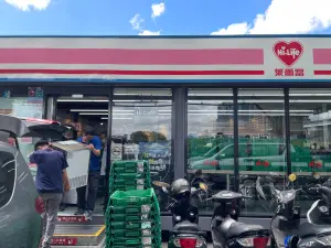 爾富三重美堤店今(23)日上午10時開始撤離,先將門市商品及機台撤離完畢後。(圖/萊爾富提供) ▲爾富三重美堤店今(23)日上午10時開始撤離,先將門市商品及機台撤離完畢後。(圖/萊爾富提供)