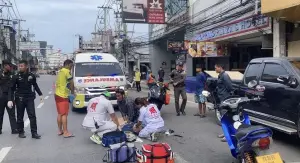 一名48歲姓林香港男子在當地旅遊期間,乘搭雙排車途經芭堤雅二街時,從車尾跌出後墜地。(圖/翻攝自泰國七台) ▲一名48歲姓林香港男子在當地旅遊期間,乘搭雙排車途經芭堤雅二街時,從車尾跌出後墜地。(圖/翻攝自泰國七台)