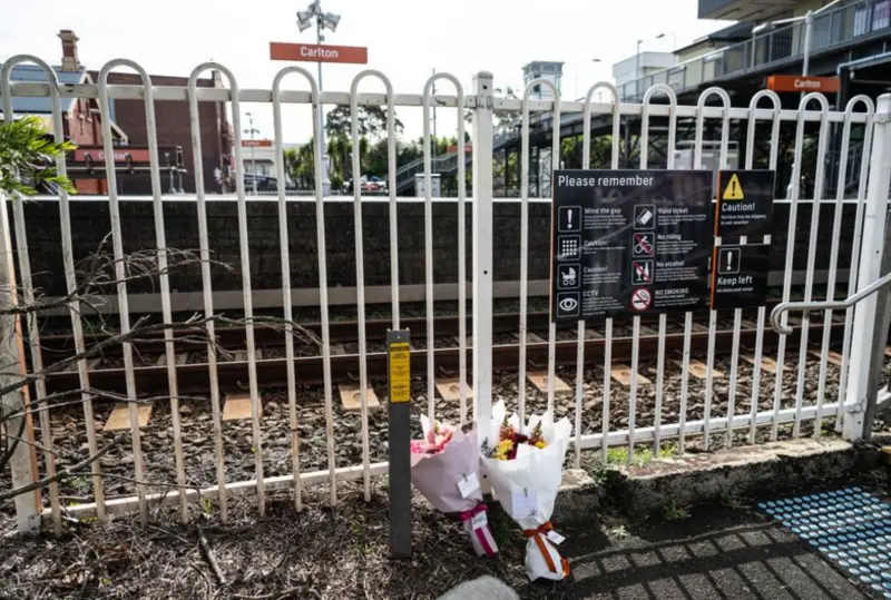 ▲慘劇發生的火車站,有民眾事後到現場擺放鮮花哀悼。(圖/翻攝自澳洲 9 NEWS)