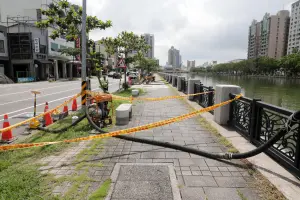 ▲為避免颱風又逢大潮而引發海水倒灌，南市府水利局全力動員、提前部署抽水機及增設舌閥。(圖／南市府提供)