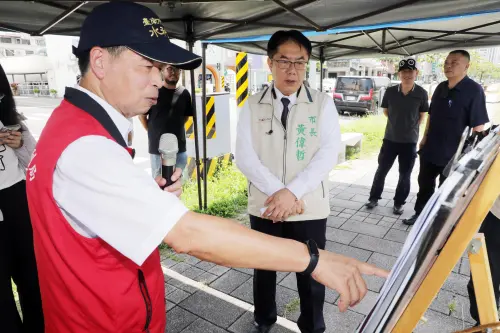 黃偉哲視察年度天文防潮作業！指示相關單位持續監控嚴防積水
