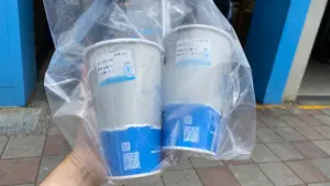 直擊/十盛買一送一掀排隊人潮 負責人道歉:每杯都不是純鮮奶茶 ▲十盛7月23日一日限定全台門市「買一送一」優惠活動,凡消費任一尺寸「極濃鍋煮」免費附上「純鮮奶鍋煮」乙杯。(圖/記者蕭涵云攝)