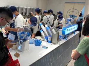 直擊/十盛買一送一掀排隊人潮 負責人道歉:每杯都不是純鮮奶茶 ▲光是古亭站一間門市現場至少將近10位店員在忙碌。(圖/記者蕭涵云攝)