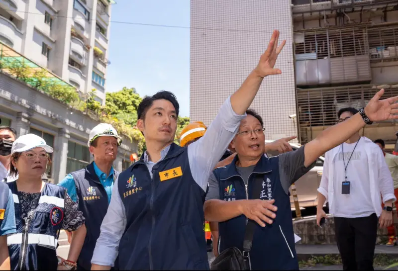 ▲台北市民為放颱風假，湧入蔣萬安臉書留「狗腿文」。（圖／取自蔣萬安臉書）