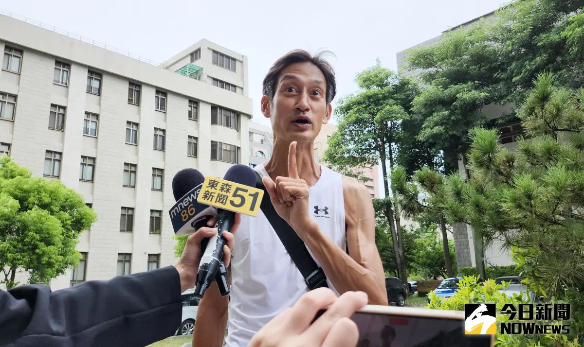 ▲唐治平被直擊颱風夜遊盪，他認為風雨沒有很大可以照常逛街，他也提到再沒工作考慮回泰國，曝家族千億親戚準備出手幫忙。（圖／記者吳翊緁攝）