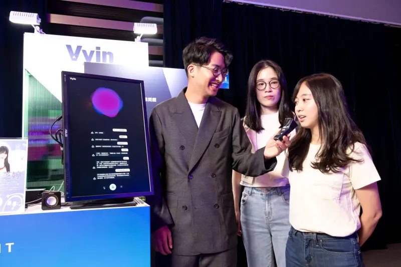▲橘子集團策略長暨AI創新實驗室負責人陳冠宇介紹「Vyin AI Sales 全方位技術組合」。(圖/橘子集團提供)