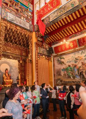 拜廟祈求凱米「擦邊球」 賴清德籲小心兩岸宗教交流:免錢的最貴 ▲賴清德今天到大村慈雲寺參香揭匾、祈求神明保佑風調雨順。(圖/立委陳素月提供,2024.07.23)