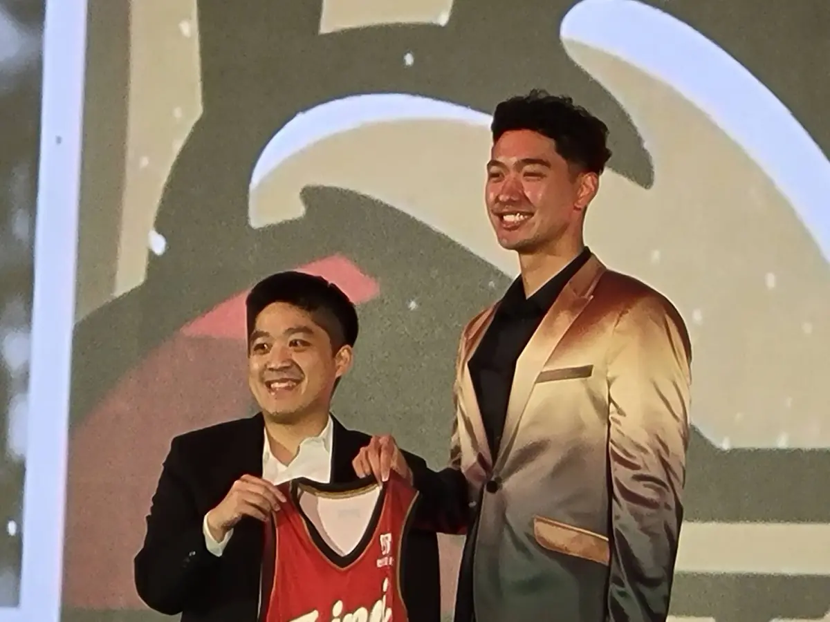 ▲TPBL台灣職業籃球大聯盟選秀大會今（23）日下午3：00正式登場，擁有狀元籤的臺北台新戰神，最終選擇前宏國象洋將雷克斯（Rex H. Manu）之子、畢業於美國NCAA一級學校加利福尼亞大學戴維斯分校（UC Davis）的好手雷蒙恩（Samuel Manu）。（圖／記者黃建霖攝）