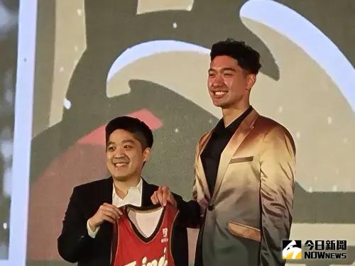 ▲TPBL首任會長也在選秀開始前致詞，除了祝福球員夢想成真，也希望新球季開打後球迷可以踴躍進場。手握「狀元籤」的臺北台新戰神最終選擇前宏國象洋將雷克斯之子雷蒙恩，莊瑞雄也親自為他戴上選秀帽。（圖／記者黃建霖攝）