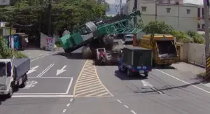 過彎失去平衡！林口吊車意外滑落拖板車　路邊垃圾車慘遭砸毀
