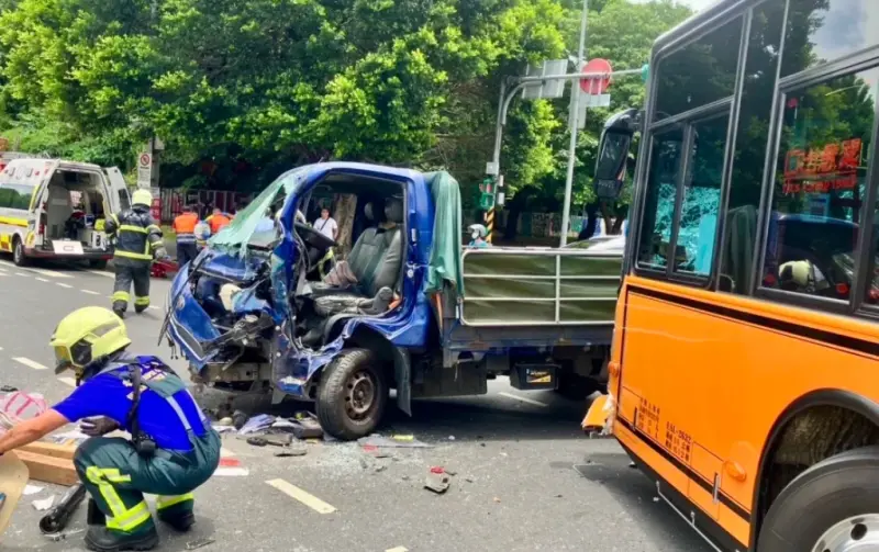 ▲李姓小貨車司機疑因闖紅燈，在路口處高速撞上公車，導致2車出現嚴重損毀。（圖／翻攝畫面）