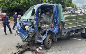▲強大衝擊力導致貨車車頭嚴重毀損,李男也因此雙腳骨折、陷入昏迷。(圖/翻攝畫面) ▲強大衝擊力導致貨車車頭嚴重毀損,李男也因此雙腳骨折、陷入昏迷。(圖/翻攝畫面)