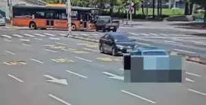 ▲小貨車疑因闖紅燈,意外在路口撞上一部左轉公車。(圖/翻攝畫面) ▲小貨車疑因闖紅燈,意外在路口撞上一部左轉公車。(圖/翻攝畫面)