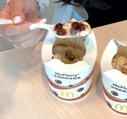 麥當勞買一送一歡樂送優惠!蛋捲冰淇淋半價 珍奶冰炫風7/24開賣 ▲「珍珠奶茶冰炫風」單點69元,7月24日起至9月3日限量供應(或售完為止)。(圖/記者蕭涵云攝)