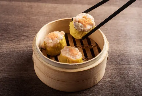招牌港點「魚子燒賣皇」,有爆嘴多汁的內餡。(圖/六福萬怡提供) ▲招牌港點「魚子燒賣皇」,有爆嘴多汁的內餡。(圖/六福萬怡提供)