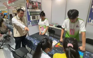 ▲黃偉哲寄望科學的苗種能在每個人的心中發芽,未來也能效法輝達(NVIDIA)創辦人黃仁勳先生、AMD董事長蘇姿丰女士,成為台南之光、台灣之光。(圖/南市府提供) ▲黃偉哲寄望科學的苗種能在每個人的心中發芽,未來也能效法輝達(NVIDIA)創辦人黃仁勳先生、AMD董事長蘇姿丰女士,成為台南之光、台灣之光。(圖/南市府提供)