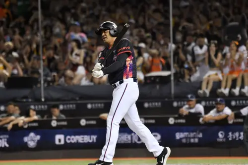 ▲富邦悍將總教練「台灣巨砲」陳金鋒,在明星賽上場打擊,結果被王建民投出觸身球,自己親口證實,王建民有打電話跟他道歉。(圖/林柏年攝) ▲富邦悍將總教練「台灣巨砲」陳金鋒,在明星賽上場打擊,結果被王建民投出觸身球,自己親口證實,王建民有打電話跟他道歉。(圖/林柏年攝)