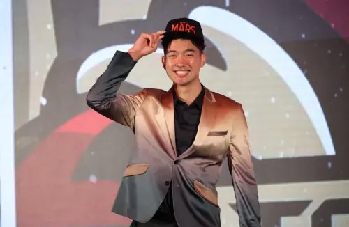 ▲TPBL台灣職業籃球大聯盟元年選秀大會今(23)日下午3:00正式登場,手握狀元籤的臺北台新戰神,最終則毫無意外,選擇畢業於美國NCAA一級學校加利福尼亞大學戴維斯分校(UC Davis)的好手雷蒙恩(Samuel Manu)。他也在會後接受訪問,直言此刻心情難以言喻,也很期待能跟偶像林書豪在場上對決。(圖/記者陳明安攝) ▲TPBL台灣職業籃球大聯盟元年選秀大會今(23)日下午3:00正式登場,手握狀元籤的臺北台新戰神,最終則毫無意外,選擇畢業於美國NCAA一級學校加利福尼亞大學戴維斯分校(UC Davis)的好手雷蒙恩(Samuel Manu)。他也在會後接受訪問,直言此刻心情難以言喻,也很期待能跟偶像林書豪在場上對決。(圖/記者陳明安攝)