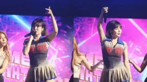 演唱到熱門歌曲的泫雅高舉麥克風喊:「要喊什麼?」沒想到台下竟鴉雀無聲。(圖/MHN Sports YouTube) ▲演唱到熱門歌曲的泫雅高舉麥克風喊:「要喊什麼?」沒想到台下竟鴉雀無聲。(圖/MHN Sports YouTube)