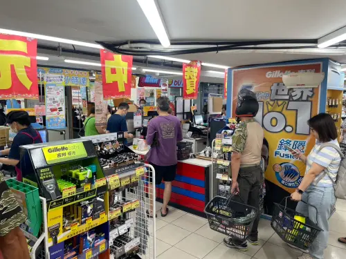 《NOWnews》記者直擊全聯門市,約傍晚6點開始,信義區全聯門市4個結帳台全開,仍無法快速疏散結帳人潮,現場排起長長人龍。(圖/記者張嘉哲攝) ▲《NOWnews》記者直擊全聯門市,約傍晚6點開始,信義區全聯門市4個結帳台全開,仍無法快速疏散結帳人潮,現場排起長長人龍。(圖/記者張嘉哲攝)
