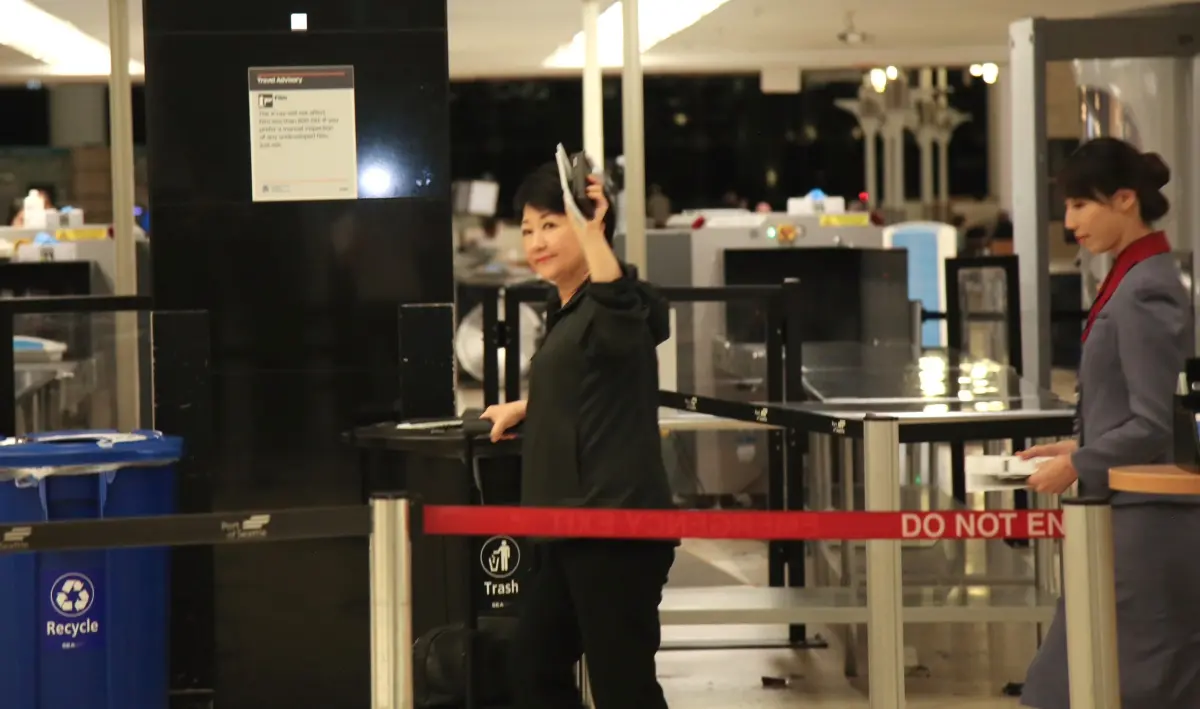 ▲台中市長盧秀燕獨自一人從西雅圖返台時，向留在美國的下屬們揮手說再見。（圖／台中市政府提供，2024.07.23）