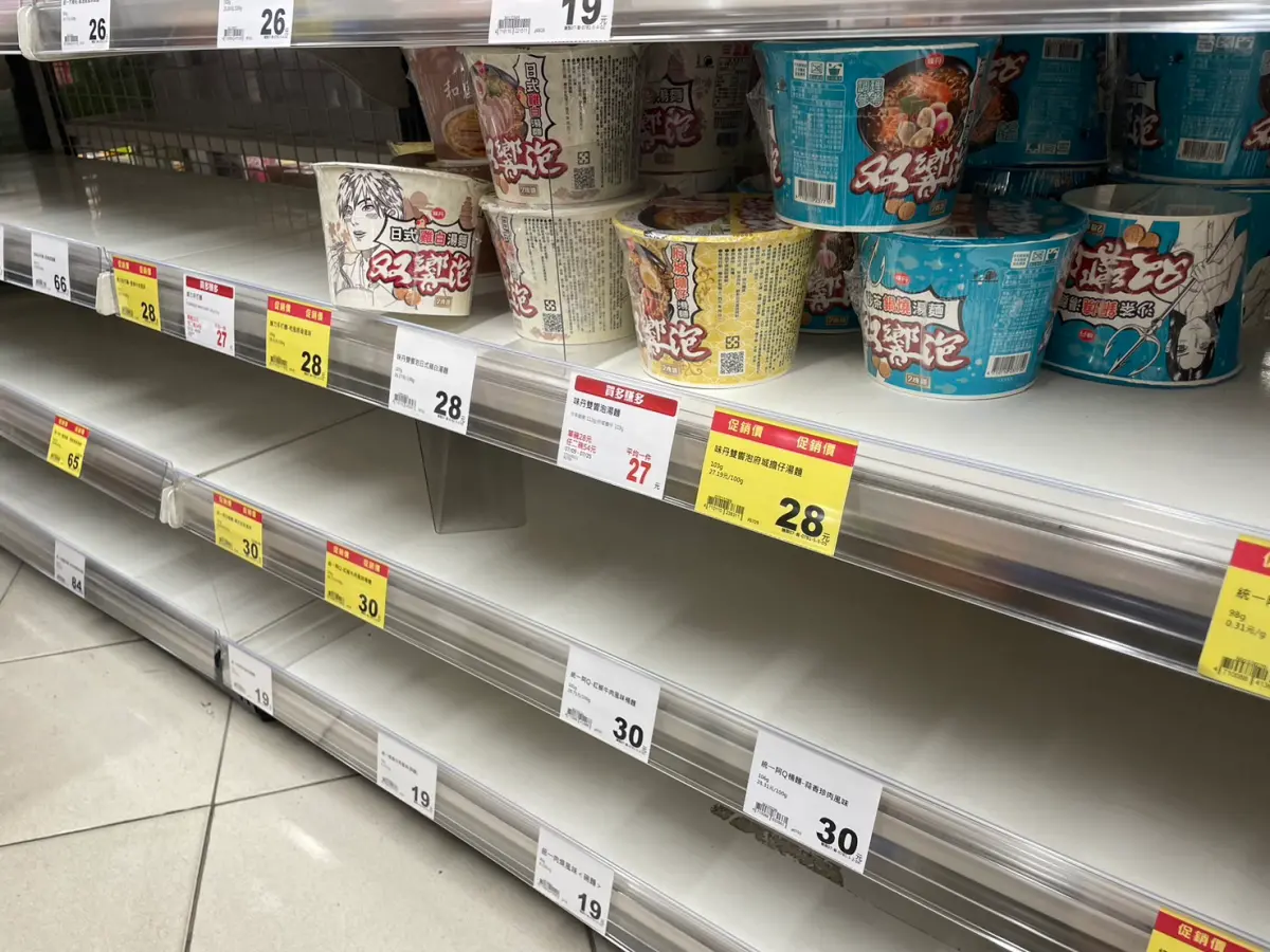 ▲中颱凱米來襲，全聯泡麵幾乎被掃光。「颱風天就是要吃泡麵」念頭被刻在台灣人骨子裡，網友公開十大泡麵榜。（圖／記者張嘉哲攝）