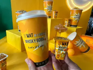 全家咖啡新喝法來了,將於明(24)日起攜手台灣最潮瓶裝雞尾酒品牌WAT,共同推出「威士忌爆爆珠拿鐵」。(圖/記者鍾怡婷攝) ▲全家咖啡新喝法來了,將於明(24)日起攜手台灣最潮瓶裝雞尾酒品牌WAT,共同推出「威士忌爆爆珠拿鐵」。(圖/記者鍾怡婷攝)