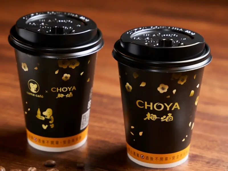 ▲夏季最chill的咖啡來了！日本人氣梅酒品牌CHOYA跨界與cama café聯手，獨家推出「冰梅酒拿鐵」。（圖／黑松提供）