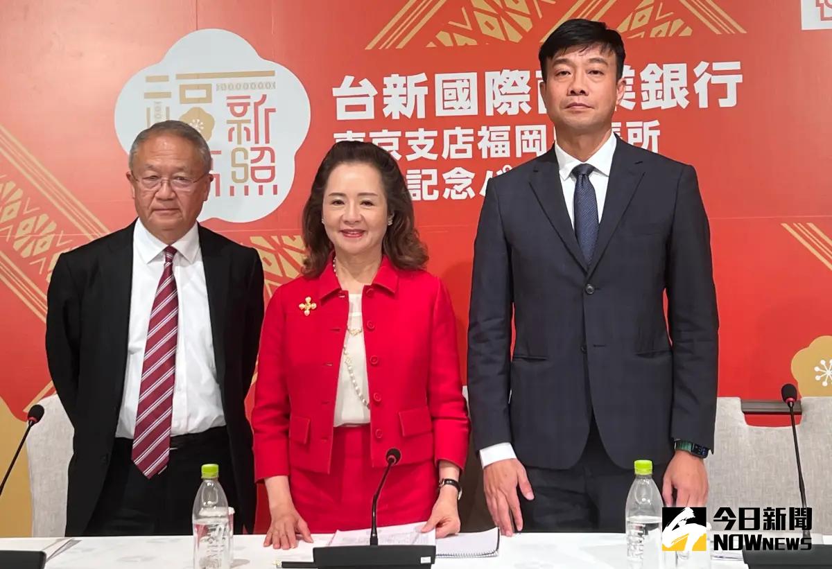 ▲針對媒體關心台新銀行怎麼看與台資銀行同在福岡設立據點的競爭關係？台新銀行東京分行長高森幸太郎（左）與福岡支行長王柏璋（右）都強調是「競爭又合作」的關係。（圖／記者顏真真攝）