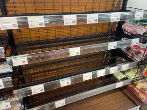 ▲位在信義區的全聯門市,23日晚間麵包已被買光。(圖/記者張嘉哲攝) ▲位在信義區的全聯門市,23日晚間麵包已被買光。(圖/記者張嘉哲攝)