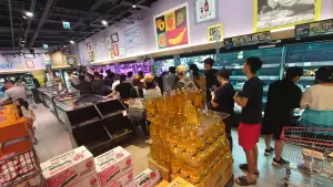▲新北中和新生街的全聯門市,排隊結帳的民眾繞一大圈。(圖/記者林調遜攝) ▲新北中和新生街的全聯門市,排隊結帳的民眾繞一大圈。(圖/記者林調遜攝)