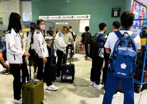 《NOWnews》採訪團隊抵達巴黎奧運首日出現驚魂記,差點流落街頭。(圖/記者廖聿偉攝) ▲《NOWnews》採訪團隊抵達巴黎奧運,與拳擊、桌球隊搭同一班飛機前往。(圖/記者廖聿偉攝)