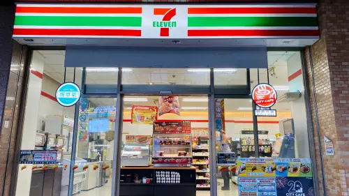 直擊/颱風停班課不外送!7-11秒吃「99元起必勝客」披薩、紙包麵 ▲凱米颱風來襲,全台21縣市停班停課不外送,統一超商7-11竟可秒吃「99元起必勝客」披薩、紙包麵,帶大家直擊超狂全新服務,搶先開賣門市、餐點菜單、供應時間一次整理。(圖/記者蕭涵云攝)