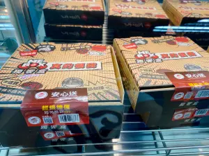 直擊/颱風停班課不外送!7-11秒吃「99元起必勝客」披薩、紙包麵 ▲必勝即享站的披薩等餐點,會在必勝客現做、再直送7-ELEVEN。(圖/記者蕭涵云攝)